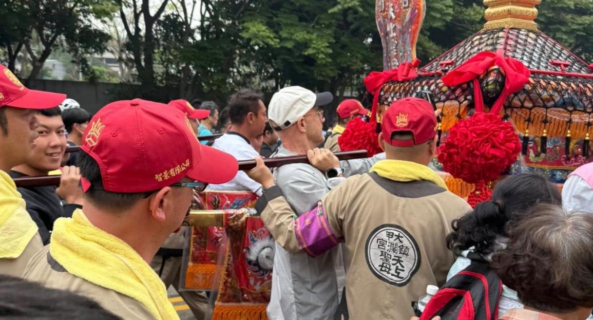 大甲媽遶境開跑！隊伍中驚見「44歲男星親自扛轎」　坦言13年前「因媽祖改變人生」偕妻朝聖：有空就參加